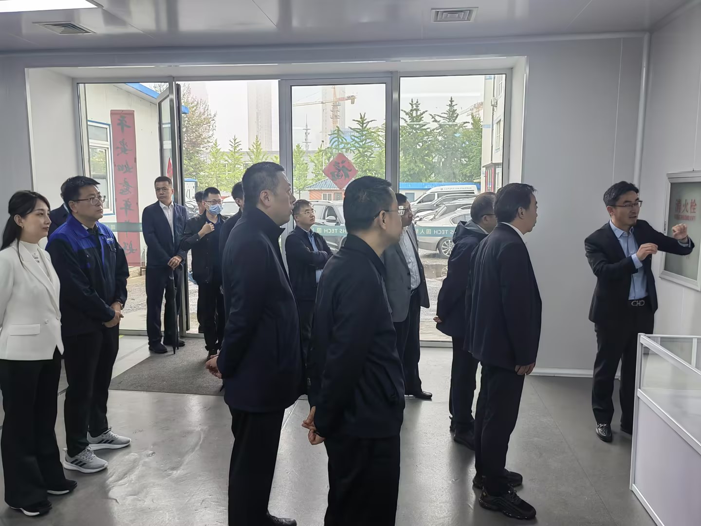 中國(guó)人民銀行遼寧省分行黨委書(shū)記、行長(zhǎng)付喜國(guó)等一行蒞臨海外華昇參觀(guān)調(diào)研